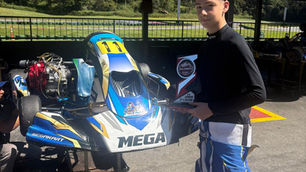 Mateus Oliveira no pódio da Aldeia Kart Cup na categoria F4 Júnior