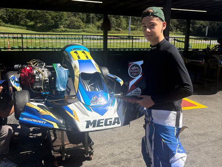 Mateus Oliveira no pódio da Aldeia Kart Cup na categoria F4 Júnior