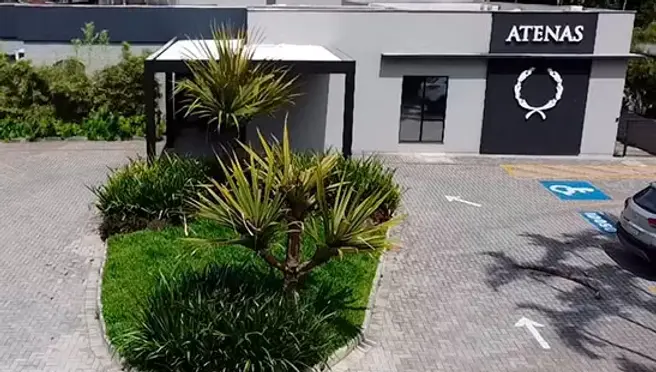 Centro de Medicina Esportiva oferece atendimento especializado para atletas. O Instituto Atenas, fruto do sonho de médicos experientes, comemora 13 anos de dedicação à excelência em saúde e atendimento humanizado. Fundado com a missão de oferecer atendimento médico de alta qualidade e medicina integrada, o Instituto tem se destacado em diversas especialidades, com um foco especial na medicina esportiva. Segundo o Dr. André Vilela, Sócio Diretor e Ortopedista, “Eu brinco com a minha esposa que o Instituto Atenas é como um filho para nós. Um filho que planejamos, que sonhamos e que hoje estamos felizes com o que fizemos juntos.” Centro de Medicina Esportiva O Instituto Atenas conta com o Centro de Medicina Esportiva, onde uma equipe de fisioterapeutas e médicos especializados oferecem uma ampla gama de serviços para atletas: Consulta cardiológica Avaliação pré-operatória Avaliação para atividade física Eletrocardiograma Holter MAPA Teste ergométrico Teste cardiopulmonar Assessoria esportiva Reabilitação cardiopulmonar e metabólica Missão e Especialidades Além da medicina esportiva, o Instituto Atenas oferece atendimento completo e eficiente em diversas outras especialidades, integrando cuidados multidisciplinares para garantir os melhores resultados para seus pacientes. As especialidades incluem: Ortopedia Cardiologia Medicina Esportiva Fisioterapia Infectologia Neurologia Psiquiatria Psicologia Nutrição Reabilitação, entre outras. Atenas Coworking da Saúde Em uma recente reformulação, o Instituto Atenas criou o Atenas Coworking da Saúde, um espaço dedicado a profissionais da área médica. Este ambiente moderno e amplo oferece instalações confortáveis, com uma localização privilegiada e estacionamento gratuito. Os profissionais podem atender seus pacientes sem se preocupar com manutenção, limpeza ou outras responsabilidades administrativas. Para mais informações sobre os serviços e o espaço de coworking, entre em contato pelo telefone: (47) 3026-4532 ou pelo WhatsApp (47) 98842-5970. Instituto Atenas: 13 anos cuidando de você e seu bem-estar. Por: Anuncie no Portal KartWeb! Quer dar mais visibilidade ao seu negócio? Anuncie no Portal KartWeb e alcance um público apaixonado por esportes e alta performance. Entre em contato conosco e descubra as melhores oportunidades para sua marca! (47)99602-1692 Watts.