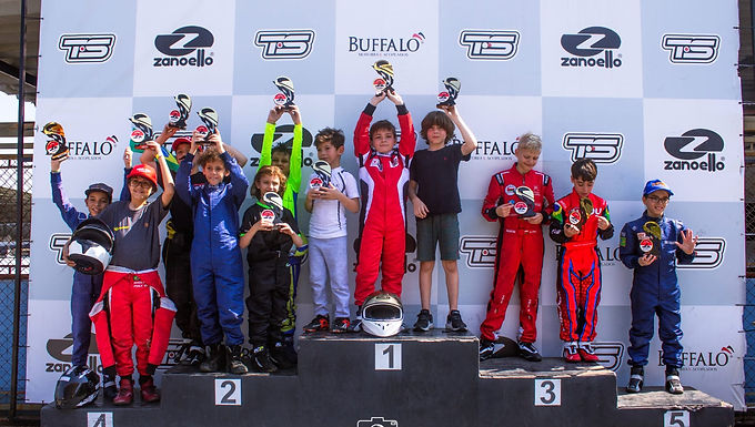 A Copa SP do Interior de Kart consagra os campeões de quatro categorias infantojuvenis no dia 17 de agosto No último sábado (17), o 34 Kartódromo de Guaratinguetá foi palco da 3ª etapa da Copa SP do Interior de Kart, com a participação das categorias Cadete, Mirim e Kids. Essas categorias, que abrangem pilotos de 6 a 11 anos, competem no mesmo grid, utilizando motores idênticos (Honda GX160), fornecidos pela Cuca Racing. Além disso, a etapa foi marcada pela estreia da categoria F4 Júnior, destinada a pilotos de 11 a 14 anos, que utilizam chassis maiores e motores mais potentes (Honda GX390). Com a presença de 84 kartistas distribuídos em dez categorias, o evento foi um marco, oferecendo corridas emocionantes e disputas acirradas em Guaratinguetá. Além das categorias infantojuvenis, também participaram pilotos adultos nas categorias F4 Novato, F4 Graduados, F4 Sênior, F4 Speed, além das categorias de Rental: Graduado e Master. Categoria Cadete O título de campeão da etapa foi conquistado por Bruno Ryba (AGP Motorsport), de 10 anos, natural da Polônia e residente no Rio de Janeiro/RJ. Bruno destacou o alto nível da competição em Guaratinguetá. Em segundo lugar ficou Bruno Buzzo (JC Competições / Casas Buzzo / Buzzo Tecidos), também de 10 anos e residente em São José dos Campos/SP. O terceiro lugar foi de Miguel Polly (HP Motorsport), de 11 anos, também do Rio de Janeiro, seguido por Arthur Menegussi (10 anos) e Theo Ximenes (9 anos), ambos estreantes em competições profissionais. Categoria Mirim Jonas Garcia (JC Competições / RX Motorsport / Pão Lendário / Tomodashi Sushi Bar), de 9 anos, venceu a categoria Mirim, mostrando evolução e prometendo brigar por melhores posições nas próximas etapas. O segundo lugar ficou com Gael Ramos (Hasten Motorsports / Loovi Seguros), de 8 anos, e o terceiro com Eduardo Martini Mota (AGP Motorsport), de Barra Mansa/RJ, que apesar das dificuldades, destacou-se pela garra. Murilo Silva, de 9 anos, completou o pódio em quarto lugar. Categoria Kids Na categoria Kids, Felipe Saddi (Velo Kart / Luna Fiber), de 6 anos, dominou e conquistou o título, seguido por Enzo Valente (7 anos), que fez sua estreia com motores mais potentes. Estreia da F4 Júnior Outro destaque da etapa foi a estreia da categoria F4 Júnior, para pilotos de 11 a 14 anos. Maé Cristini (Barbosa Competições), de 13 anos, conquistou a vitória, com Samuel Araújo (12 anos) e Rafael Ventura (12 anos) completando o pódio. A única mulher da categoria, Maria Fernanda Cristina (14 anos), ficou em quarto, enquanto Matheus Retorta (11 anos) terminou em quinto. Samuel Morselli, gestor do kartódromo, destacou o sucesso do evento e a expansão do campeonato. "Ver o crescimento do kartismo na região é gratificante, e a estreia da F4 Júnior completa as faixas etárias, reforçando que o esporte é para todas as idades", concluiu. Resultados Finais – Copa SP do Interior de Kart (17 de agosto): Categoria Cadete ] 1º Bruno Ryba 2º Bruno Buzzo 3º Miguel Polly 4º Arthur Menegussi 5º Theo Ximenes Categoria Mirim 1º Jonas Garcia 2º Gael Ramos 3º Eduardo Martini Mota 4º Murilo Silva Categoria Kids 1º Felipe Saddi 2º Enzo Valente Categoria F4 Júnior 1º Maé Cristini 2º Samuel Araújo 3º Rafael Ventura 4º Maria Fernanda Cristina 5º Matheus Retorta As próximas etapas das categorias infantojuvenis da Copa SP do Interior serão realizadas nos dias 19 de outubro e 9 de novembro de 2024. Fonte: Felipe Mota Por: Portal KartWeb Siga nossas redes sociais: