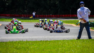 Pilotos em disputa na Aldeia Kart Cup no kartódromo Aldeia da Serra
