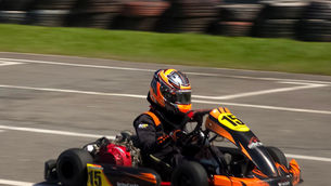 Leonardo Brito pilota o kart #15 da categoria Mirim em Guapimirim durante preparação para a etapa decisiva do Estadual e do Carioca de Kart.