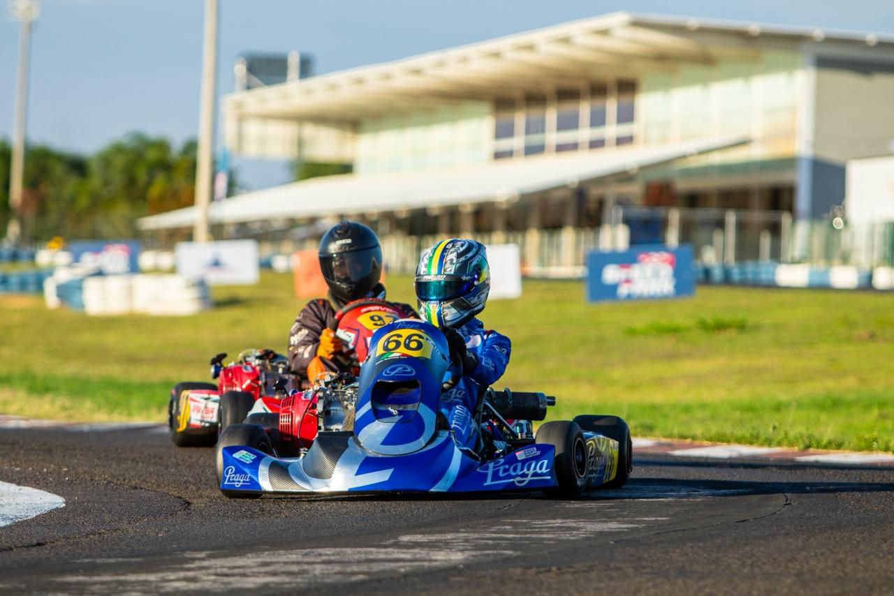 Gabriel Garcia pilotando kart na pista do Speed Park durante corrida da F4 Novatos