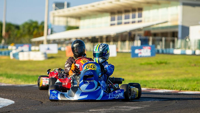 Gabriel Garcia kart F4 Novatos reage nas corridas após problemas técnicos O piloto Gabriel Garcia enfrentou um fim de semana desafiador na 2ª etapa do Circuito Paulista de Kart 2026, disputada no Kartódromo Speed Park, em Birigui, mas mostrou capacidade de reação ao ganhar diversas posições nas corridas mesmo após três meses longe das pistas. São Paulo, 08 de maio de 2026 Fotos: agostinho.droneaction Retorno com desafios técnicos desde os treinos Após um período de três meses afastado da competição, Gabriel iniciou os trabalhos ainda em fase de adaptação, tanto ao equipamento quanto à nova equipe. Nos treinos oficiais, o piloto enfrentou dificuldades claras de performance, registrando tempos mais altos dentro do grid da categoria F4 Novatos. No 1º treino oficial, Gabriel marcou 55.308, ficando na 15ª colocação . Já no 2º treino, houve leve evolução para 55.062, mas ainda distante do pelotão da frente . A principal dificuldade estava na combinação de acerto e motor, especialmente por ser a primeira experiência do piloto em pista com borracha nesse conjunto técnico. Tomada de tempo compromete posicionamento no grid A situação se agravou na classificação. Em busca de solução para o desempenho, a equipe optou por alterar o acerto que vinha sendo trabalhado nos treinos decisão que não trouxe o resultado esperado. Com isso, Gabriel registrou 55.026 na tomada de tempo, terminando na 15ª posição , consolidando uma posição de largada mais complicada para as corridas. Reação nas corridas e ganho de posições Para as baterias, a equipe voltou ao acerto anterior, o que trouxe melhora imediata de rendimento. Ainda assim, o problema de motor persistiu na primeira corrida, sendo solucionado apenas antes da segunda bateria. Mesmo com essas limitações, Gabriel mostrou competitividade em pista. Na 1ª bateria, o piloto já conseguiu avançar posições e terminou em 7º lugar, com melhor volta em 54.397 . Na 2ª bateria, com equipamento mais equilibrado, manteve o ritmo consistente e finalizou na 8ª colocação, registrando 54.397 como melhor tempo também . Ultrapassagens e evolução como destaque O principal destaque do fim de semana foi a capacidade de recuperação. Partindo das últimas posições do grid, Gabriel conseguiu ultrapassar aproximadamente metade do pelotão nas duas corridas, evidenciando evolução ao longo do evento. Mesmo sem brigar pelas primeiras posições, o desempenho mostrou crescimento técnico e adaptação progressiva, especialmente considerando o tempo afastado das pistas. Próxima etapa e perspectiva Com o retorno consolidado e ajustes já identificados, a tendência é de evolução nas próximas etapas do campeonato. A troca de motor e o entendimento do conjunto com a equipe devem permitir que Gabriel avance no grid e se aproxime do grupo da frente. A sequência do campeonato será decisiva para confirmar essa evolução dentro da categoria F4 Novatos.