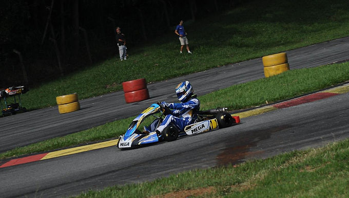 Mateus Oliveira disputa a 3ª etapa da Aldeia Kart Cup, no Kartódromo Internacional Aldeia da Serra, em Barueri (SP), no dia 19 de abril, com foco em manter a sequência de bons resultados na categoria F4 Júnior. São Paulo, 17/04/2026 Fotos: Acervo da família Mateus Oliveira chega em alta para a Aldeia Kart Cup Com 13 anos e um ano de experiência no kartismo, Mateus vem construindo uma trajetória consistente na temporada 2026. O piloto da Pkeno Team acumula resultados recentes que reforçam seu momento competitivo: 2º lugar na 1ª etapa 3º lugar na 2ª etapa Além disso, já mostrou regularidade dentro da Aldeia Kart Cup, com presença constante entre os primeiros colocados. Histórico positivo reforça confiança para a etapa Mateus já tem experiência no campeonato e chega com retrospecto sólido: 3º lugar na última participação 2º lugar nas duas etapas anteriores O desempenho mostra adaptação ao traçado e entendimento das disputas, fatores que aumentam a expectativa para mais um resultado competitivo. Preparação forte marca chegada para o 3º round A preparação para a etapa vem em alta, refletindo o momento do piloto dentro da temporada. O foco está em manter o nível de performance e evoluir dentro de um grid competitivo na F4 Júnior. Estratégia e controle serão decisivos na corrida Para a etapa, Mateus destaca um objetivo claro: “Meu objetivo para essa corrida é dar o meu melhor, com uma corrida limpa e estratégica.” A proposta indica uma abordagem baseada em consistência e leitura de prova, fundamentais em corridas com múltiplas baterias. Expectativa de pódio guia participação na etapa Com histórico recente positivo, a expectativa é direta: “Minha expectativa é alta para essa corrida, espero pódio novamente.” O desafio será manter o ritmo e enfrentar pontos críticos como a largada e o nível dos adversários no grid. Principais desafios estarão na largada e no nível do grid Entre os pontos de atenção para a etapa estão: largada disputa direta com concorrentes Em categorias como a F4 Júnior, esses fatores costumam ser determinantes para o resultado final. Mateus Oliveira segue em evolução no kartismo Ainda em fase de desenvolvimento, o piloto mostra evolução consistente dentro da Aldeia Kart Cup. A continuidade dos resultados e a presença frequente entre os primeiros colocados indicam um processo sólido de crescimento dentro do kartismo. Próxima etapa da Aldeia Kart Cup A 3ª etapa será disputada no dia 19 de abril, no Kartódromo Internacional Aldeia da Serra, em Barueri. Mateus Corsini chega como um dos nomes em evidência na categoria F4 Júnior, buscando manter a sequência de pódios na temporada. Acompanhe a carreira do Mateus Oliveira: @mateuscorsini_oliveira Créditos Produção editorial: Portal Pista Verde Fotos: Acervo da Família