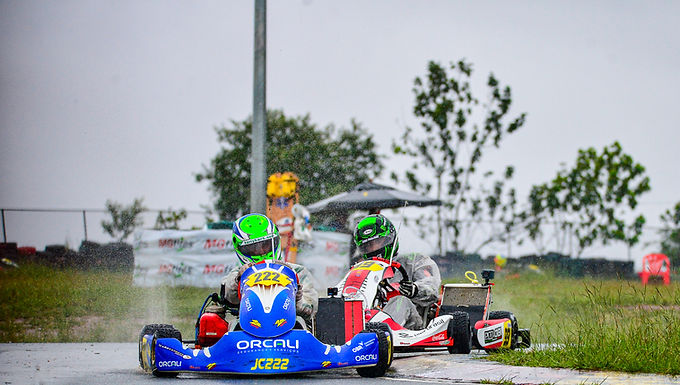 José Cabanas na Copa São Paulo Light de Kart vence na OK-N B em estreia pela nova equipe São Paulo (SP), 11 de fevereiro de 2026 Fotos: Cristiano Rodrigues José Cabanas na Copa São Paulo Light de Kart começou uma nova etapa na carreira com vitória. Campeão brasileiro invicto da F4 Novatos em 2025, o piloto capixaba estreou na categoria OK-N e garantiu o primeiro lugar na divisão OK-N B, em Interlagos. Agora defendendo a A8 Racing, Cabanas iniciou sua adaptação à nova categoria já demonstrando competitividade desde os treinos oficiais no Kartódromo Ayrton Senna. Adaptação rápida à OK-N Nos primeiros treinos, o capixaba mostrou ritmo consistente. Foi quarto colocado na classificação geral e o mais rápido entre os estreantes na atividade inicial. No último treino antes da tomada de tempos, registrou o terceiro melhor tempo geral e liderou novamente entre os rookies. A tomada de tempos, realizada sob chuva, colocou José Cabanas na 11ª posição geral, mantendo-se entre os destaques da divisão de estreantes. Vitória na OK-N B confirma potencial Nas corridas, Cabanas manteve regularidade. Na primeira prova, cruzou a linha de chegada em quarto entre os rookies. Já na segunda, teve seu melhor desempenho ao finalizar em nono na classificação geral e garantir a vitória na divisão reservada aos estreantes. Com a soma dos pontos, o piloto foi declarado vencedor da etapa na OK-N B e 11º colocado na classificação geral. “A OK-N reúne os melhores pilotos do Brasil, e estar entre eles é muito especial. Ainda estou em adaptação ao novo motor, mas fiquei muito feliz com os resultados. O foco agora é evoluir para buscar pódio na geral” , destacou. Nova fase na carreira Após o título brasileiro invicto na F4 Novatos, conquistado em Penha (SC), José Cabanas inicia um novo ciclo competitivo. A estreia vitoriosa na OK-N B reforça o potencial do piloto na transição para categorias de maior exigência técnica. Fonte: KG COM Assessoria de Comunicação – Erno Drehmer Por: Portal Pista Verde