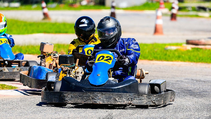 Após iniciar no kartismo aos 40 anos, Victor Bárcia Baesso transforma um recomeço pessoal em desempenho competitivo e assume a liderança do Campeonato Estadual na categoria Rental. Guapimirim/RJ, 30 de março de 2026 Fotos: Léo Almeida Victor Bárcia Baesso assumiu a liderança do Campeonato Estadual de Kart na categoria rental após um início de temporada marcado por velocidade, consistência e rápida evolução dentro da pista. Em pouco mais de um ano desde sua entrada oficial no kartismo, o piloto saiu da fase de aprendizado para ocupar posição de destaque no cenário estadual. A trajetória, no entanto, vai além do resultado esportivo. A entrada de Victor no kart em fevereiro de 2025 foi motivada por uma decisão pessoal forte: não adiar mais seus objetivos após a perda do pai, em 2024. A partir desse momento, o kart deixou de ser apenas um interesse antigo e passou a ser um projeto levado com seriedade e comprometimento. Recomeço de Victor Bárcia Baesso marcou início da trajetória no kart Apesar de já ter contato com o kart desde a infância, participando de baterias esporádicas no rental, foi apenas em 2025 que Victor Bárcia Baesso iniciou sua trajetória de forma estruturada. O ponto de virada aconteceu no Kartódromo de Guapimirim, onde passou a integrar a equipe Kartlab. O ambiente foi determinante para sua continuidade no esporte. A identificação com a equipe levou à compra de um kart próprio e ao início dos treinos na F4. O número escolhido, 61, carrega significado pessoal: uma homenagem ao ano de nascimento de seu pai, transformando o kart em símbolo direto de propósito e memória. Temporada de formação de Victor Bárcia Baesso construiu base sólida Durante todo o ano de 2025, Victor Bárcia Baesso optou por um caminho pouco comum: não competir. A decisão foi estratégica. O foco esteve totalmente voltado ao desenvolvimento técnico, adaptação ao equipamento e construção de base dentro da pista. A estreia em competições aconteceu apenas em dezembro, na Copa Garytos. Mesmo com pouca experiência em ambiente de corrida, o piloto conquistou o terceiro lugar na categoria Rental Médio, resultado que confirmou o potencial e validou o processo de preparação adotado ao longo do ano. Victor Bárcia Baesso começou 2026 com pole positions e vitória A temporada de 2026 marcou a entrada definitiva de Victor Bárcia Baesso no ambiente competitivo. A escolha foi permanecer no rental, utilizando o campeonato como etapa de evolução antes da migração para a F4. O desempenho apareceu imediatamente. Na primeira etapa do Estadual, garantiu a pole position e mostrou ritmo para vencer. No entanto, a perda de rendimento de reta na segunda metade da prova permitiu a ultrapassagem do adversário direto, e Victor terminou em segundo lugar. Na etapa seguinte, repetiu a pole e desta vez executou uma corrida completa. Liderou de ponta a ponta, administrou a pressão nas primeiras voltas e, ao abrir vantagem, controlou o ritmo até a vitória. Liderança do campeonato confirma evolução acelerada de Victor Bárcia Baesso Com os resultados das duas primeiras etapas, Victor Bárcia Baesso assumiu a liderança do Campeonato Estadual de Kart na categoria rental. O dado chama atenção não apenas pelo resultado, mas pela velocidade com que foi construído. Em um curto espaço de tempo, o piloto passou de iniciante para líder de campeonato. A evolução é reflexo direto de um processo bem executado: base sólida, leitura de corrida e consistência. Rotina de preparação sustenta crescimento de Victor Bárcia Baesso Mesmo atuando no rental, Victor mantém uma rotina de preparação que vai além do básico. Na semana das provas, participa de baterias noturnas e, sempre que possível, complementa com treinos de F4 aos sábados junto à equipe Kartlab. A abordagem mostra um perfil comprometido com evolução real. Não há atalhos. Há repetição, aprendizado e construção de desempenho. Próximo passo de Victor Bárcia Baesso é consolidar liderança e avançar para F4 O planejamento de Victor Bárcia Baesso para a temporada é claro: manter a liderança do campeonato, acumular experiência e chegar preparado para ingressar nas competições oficiais da F4 em 2027. A liderança atual aumenta a responsabilidade, mas também reforça que o caminho escolhido está correto. Mais do que os resultados, Victor constrói uma trajetória com identidade. Em um esporte onde a performance é imediata, ele mostra que processo, disciplina e decisão pessoal podem acelerar resultados. Por: Portal Pista Verde