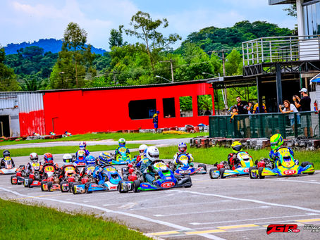 Corrida de kart da 2ª etapa do GP CRT no Kartódromo Internacional de Guapimirim com pilotos das categorias F4 em disputa