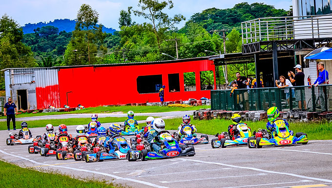 Campeonato de kart reúne pilotos das categorias F4 em disputas decisivas no Rio de Janeiro Guapimirim (RJ), 06 de maio de 2026 Foto: Léo Almeida O Campeonato GP CRT de Kart chega à sua segunda etapa neste sábado (09) prometendo corridas mais equilibradas e disputas intensas no Kartódromo Internacional de Guapimirim. Com entrada gratuita, o evento é uma oportunidade para o público acompanhar de perto uma competição organizada, com alto nível técnico e participação de pilotos em diferentes categorias. O GP CRT se destaca por oferecer um formato completo, com quatro etapas ao longo da temporada. Cada etapa conta com treino livre, tomada de tempo, duas corridas e premiação, garantindo ritmo competitivo e evolução constante para os pilotos. Entre os diferenciais do campeonato está a inclusão da categoria F4 Girls, voltada ao incentivo da participação feminina no kartismo. As pilotos competem no mesmo grid que os demais, mas possuem classificação própria, sendo atualmente a única categoria feminina dentro de um campeonato federado de kart profissional. A expectativa para esta segunda etapa é de um aumento no nível de competitividade. Após a primeira rodada, os pilotos chegam mais adaptados à pista e aos karts, o que tende a proporcionar corridas mais disputadas e decididas nos detalhes. Tradicionalmente, a segunda etapa é considerada um ponto importante na temporada, pois começa a indicar os principais nomes na briga pelo título. A escolha do Kartódromo Internacional de Guapimirim também contribui para a qualidade do evento. O circuito oferece estrutura técnica adequada para receber competições e proporciona condições que elevam o nível das disputas do kartismo Nacional em pista. A supervisão da FAERJ garante que todas as atividades sejam realizadas dentro dos padrões oficiais do automobilismo, com fiscalização técnica, cumprimento de regulamento e foco na segurança dos pilotos. O campeonato reúne cerca de 30 pilotos distribuídos nas categorias F4 Junior, F4 Girls, F4 Light e F4 Super. O grid equilibrado aumenta a expectativa por corridas competitivas, com diferentes nomes brigando pelas primeiras posições. Para o público, a experiência vai além das corridas. A entrada gratuita facilita o acesso e aproxima novos fãs do kartismo, além de proporcionar um ambiente familiar e dinâmico. O kartódromo conta com estrutura para receber os visitantes, com áreas para acompanhar as provas e opções de alimentação. A programação da etapa começa às 10h, com treinos livres, seguida pela tomada de tempo e as duas corridas por categoria. O encerramento está previsto para às 15h, com a cerimônia de premiação. A 2ª etapa do GP CRT reforça o crescimento do kartismo regional e se apresenta como uma opção de lazer esportivo para quem busca acompanhar competições de perto no Rio de Janeiro Créditos: Texto: Redação Portal Pista Verde Informações: Organização do GP CRT Supervisão: FAERJ Local: Kartódromo Internacional de Guapimirim Imagens: Léo Almeida