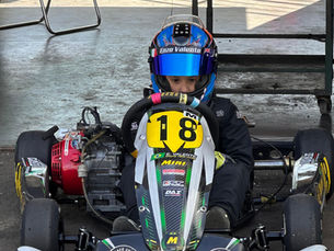 Enzo Valente no kart Mini número 18 durante preparação no Speed Park
