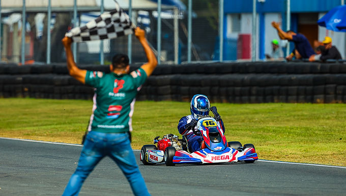 Com vitórias nas categorias F4 Sênior e F4 Super Sênior, a equipe Ceccato Racing confirma desempenho sólido na Copa Beto Carrero, evento preparatório para o Campeonato Brasileiro de Kart Piloto Roberto W. Junior/Foto: Gilmar Rose A equipe Ceccato Racing  teve papel de destaque na 2ª Etapa da Copa Beto Carrero , com vitórias importantes nas categorias F4 Sênior  e F4 Super Sênior , reforçando sua preparação para o Campeonato Brasileiro de Kart, que será realizado no mesmo circuito em novembro. Na F4 Sênior , Roberto Wuthstrack Júnior  (RW Contadores/Megakart) largou da segunda posição  e venceu as duas baterias com autoridade. O equipamento preparado por Emerson Ceccato  apresentou desempenho técnico consistente desde os treinos, permitindo que Roberto mantivesse ritmo forte e seguro ao longo de toda a etapa. Com títulos expressivos como o Campeonato Brasileiro de 2021 e a Copa Brasil de 2023, o piloto reforça sua competitividade na temporada. Piloto Jorge Fernandes/foto: Gilmar Rose Já na F4 Super Sênior , Jorge Fernandes F4SS 77  ( YoungTech/Megakart) , teve uma performance marcante. Segundo o piloto, o foco foi integralmente voltado à preparação para o Campeonato Brasileiro de 2025.  “ Estou muito feliz e confiante com o resultado. Em todos os treinos e nas baterias, fui o mais rápido entre os competidores da categoria” , relatou. Após sofrer um toque na primeira bateria e cair para a última posição, Jorge iniciou uma recuperação expressiva, registrando as voltas mais rápidas e encerrando a prova em nono lugar — posição de largada para a segunda bateria. Nesta, com ritmo forte e ultrapassagens precisas, chegou à terceira colocação a três voltas do fim. Nos momentos finais, conquistou a liderança e venceu a corrida. “Como preparação para o Brasileiro, o acerto da Megakart está muito bom, e sigo confiante para as próximas etapas”, concluiu. Resumo da 2ª Etapa da Copa Beto Carrero: preparação para o Brasileiro A 2ª Etapa da Copa Beto Carrero, realizada no Kartódromo Internacional Beto Carrero, reuniu 176 pilotos  em mais uma rodada preparatória para o 60º Campeonato Brasileiro de Kart. Disputada em sistema de tomada de tempos e duas baterias por categoria, a etapa destacou-se pelo alto nível técnico e pela competitividade entre os participantes. Destaques por categoria: Mirim:  Romeo Ferrante venceu as duas baterias. Bento Gaideski foi o segundo, e Enrico Vernieri o terceiro. Cadete:  Lorenzo Kuhn conquistou a pole e duas vitórias. Bernardo Grespan e Kauê Mozdzenski completaram o pódio. Kuhn também fez a pole na Mini 2T. F4 Sênior:  Roberto Wuthstrack Júnior venceu as duas provas, seguido por Gustavo Kalinowski e Alessandro Marchini. OK-N Júnior:  Rafael Busato venceu com um primeiro e um segundo lugar. Nicolas Guth foi o segundo e Pedro Perondi, o terceiro. Novatos:  José Cabanas garantiu a vitória com duas vitórias. Henrique Scotti e Barbara Estevo fecharam o top 3. Shifter:  Alfredinho Ibiapina venceu uma bateria e foi segundo na outra, ficando com o primeiro lugar geral. Fausto Filho e Lucca Croce vieram em seguida. Wagner Ebrahim venceu na Shifter Sênior. Mini 2T:  Benny Abdalla venceu as duas corridas. Joaquim Fronza foi o segundo, e Luís Costa o terceiro. F4 Júnior:  João Pedro Pereira venceu pelo critério de desempate contra Pedro Rossi (melhor colocação na segunda bateria). Arthur Machado ficou em terceiro. Sênior AM:  Felipe Nóbrega venceu as duas baterias, seguido por Guilherme Lopes e Gabriel Pereira. Super Sênior:  Gustavo Todescat conquistou a pole e venceu as duas corridas. André Guidalli e Maicon Bruggmann vieram logo atrás. Sênior Grand:  Fernando Scotti foi o vencedor das duas baterias, com Renato Dore em segundo e Edward Kronbauer em terceiro. F4 Graduados:  Rafael Vasco venceu com uma vitória e um quarto lugar. Bruno Grigatti foi o segundo, e Guilherme Bailon o terceiro. F4 Novatos:  Bruno Albino garantiu o primeiro lugar geral com um 4º e um 2º lugar. Gabriel Kohl e Enzo Contessotto completaram o pódio. As baterias foram vencidas por Mateus dos Santos e Dudu Pagliaro. F4 Super Sênior:  Flaviano Ramos venceu no critério de melhor posição na segunda bateria, com Vilson Brillinger e Alex Grigoletto logo atrás. Jorge Fernandes venceu a segunda bateria. F4 Grand:  Marcos Adriano venceu ambas as baterias. Gonçalo Allage e Saul Leite completaram os três primeiros. Com estrutura profissional, participação expressiva e alto nível técnico, a Copa Beto Carrero segue cumprindo seu papel de preparação para o principal evento do kartismo nacional. Portal KartWeb