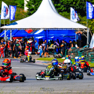 Enzo Valente competindo em meio ao grid cheio da categoria Mirim no kartódromo de Interlagos