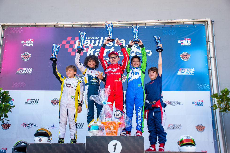 Nicolas Souza no pódio da categoria Cadete após vitória no Circuito Paulista de Kart 2026 em Birigui