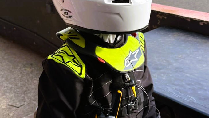 Piloto paulista chega motivado após vitória na V11 Cup e quer reencontrar o bom desempenho na 6ª etapa do campeonato, agora em pista inédita para ele. A sexta etapa da Copa São Paulo Light de Kart  será disputada neste fim de semana no Kartódromo de Itu , no interior paulista, marcando o início do segundo semestre da competição. Um dos destaques da etapa é o piloto Ricardo Forte  (Equipe: Forcolin Racing  / Coach: Giulliano Forcolin ), líder da categoria Mirim Rookie , que faz sua primeira participação oficial no traçado ituano. Com apenas 8 anos, Ricardo Forte tem se consolidado como uma das grandes promessas da base do kartismo nacional. Após um desempenho abaixo do esperado na etapa anterior do Light, ele chega a Itu com foco total em voltar às primeiras posições. A motivação vem da vitória conquistada no último fim de semana, em Interlagos , durante mais uma etapa da V11 Cup , quando venceu tanto entre os estreantes quanto na classificação geral da Mirim. "Na última etapa do Light não consegui um resultado bom, mas agora em Itu quero voltar a ficar entre os primeiros colocados. Estou animado para conhecer essa pista nova e fazer uma boa corrida", destacou Ricardo Forte. A estreia em uma pista nova exige rápida adaptação, especialmente diante de um grid competitivo como o da Mirim Rookie. A estratégia da equipe Forcolin Racing inclui intensos treinos livres, que vão até sexta-feira (4), culminando na tomada de tempo oficial, que define o grid de largada. As baterias decisivas acontecem no sábado (5), com a Mirim abrindo a programação oficial da rodada. Apesar do desafio de encarar um circuito desconhecido, Ricardo chega com moral elevada, determinado a defender a liderança da Mirim Rookie e se manter entre os melhores também na classificação geral da categoria. Todas as corridas da etapa terão transmissão ao vivo pelo canal oficial da FATV Sports no YouTube , permitindo que fãs e familiares acompanhem de perto a performance do jovem talento paulista. Fonte:  KMCom Assessoria Crédito das imagens:  KMCom / Divulgação Portal KartWeb Está construindo sua carreira no kart? Mostre isso ao mundo. Anuncie aqui.