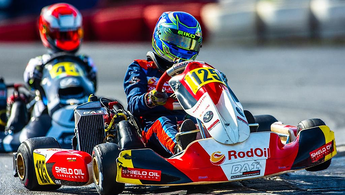 Garoto paulista de 12 anos de idade terá primeira experiência internacional em campeonato europeu, em pista icônica do kartismo Quem trabalha bem e aparece, é valorizado. Mesmo antes de completar a sua segunda temporada no kartismo, e com apenas 12 anos de idade, o paulista Miguel Silva recebeu um grande reconhecimento de seus apoiadores RodOil e Shield Oil, que acreditam em seu talento e proporcionaram a oportunidade dele participar da 3ª etapa do Rotax Max Challenge Euro Trophy, que será realizada de 3 a 7 de julho, no Kartódromo de Franciacorta, em Castrezzato, na província de Bréscia, Itália. “Estou muito contente em ver o nosso trabalho reconhecido, por quem investe em mim. Muito feliz em ter esta oportunidade de correr num kartódromo emblemático, e numa categoria fortíssima, que irá me acrescentar muito aprendizado em pouco tempo. Só tenho o que agradecer à RodOil e Shield Oil”, comentou ‘Miguelito’ Silva. O motivo desta oportunidade dada pelos patrocinadores de Miguel Silva é o impressionante número de 20 vitórias em baterias, que o levaram à liderança da V11 Aldeia Cup, e da Copa São Paulo Light, na categoria F4 Júnior e Parilla Júnior, na sua segunda temporada no kartismo. O garoto vai correr pela equipe italiana Drake Motorsport, usando o chassi Kart Republic. “Pra mim será tudo novidade. É a primeira vez que viajo sem os meus pais, e logo para o exterior, não conheço a equipe e o Kart Republic, nem a pista, que é bem larga e fica muito emborrachada. Então, o meu objetivo é andar bastante, para aprender muito, e voltar para o Brasil com uma boa bagagem”, planeja Miguel, que terá o apoio logístico do piloto Fernando Costa, que será o seu tutor na viagem, e do piloto Gabriel Fernandes, que atuará como seu coach de pista. Os treinos livres no circuito de 1.300 metros serão realizados na quarta e quinta-feira, com cinco sessões de 12 minutos por dia. Na sexta-feira, depois de mais um treino e do warm-up de 7 minutos, acontece a tomada de tempos com 6 minutos de duração para cada grupo.  No final do dia já será realizada a primeira bateria eliminatória com 11 voltas. No sábado, depois de outro warm-up, acontecerão mais duas corridas eliminatórias. Por fim, no domingo, após um war-up de 10 minutos apenas para os classificados, ocorrerá a Pré-Final (13 voltas) e a Final (15 voltas). Fonte: Master Midia Marketing