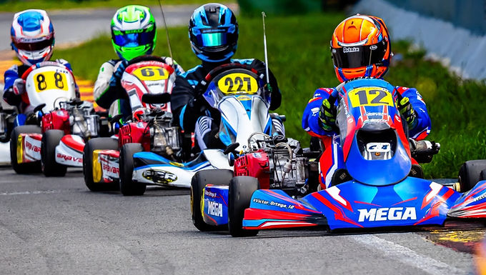 Recuperações marcam desempenho de Victor Ortega na F4 Sprinter                                               Fotos: Tartalho Photografia Victor Ortega mostra força na abertura da Copa São Paulo Light de Kart Começar a temporada com confiança e bom desempenho foi o saldo positivo para Victor Ortega na abertura da Copa São Paulo Light de Kart. O piloto paulista disputou a primeira etapa do campeonato no Kartódromo Ayrton Senna, em Interlagos, e mostrou poder de reação ao longo do fim de semana, garantindo um lugar no Top 10 da categoria F4 Sprinter. Conhecido como o regional mais importante do país, o Paulista Light de Kart reuniu um número expressivo de competidores nesta primeira prova da temporada. Na F4 Sprinter, categoria de Victor Ortega, 31 pilotos formaram o grid, enfrentando condições variadas de pista, com alternância entre piso seco e molhado, o que elevou ainda mais o nível de exigência da competição. “O Paulista Light é muito competitivo. A F4 Sprinter tem muitos bons pilotos e você precisa estar concentrado o tempo todo. É uma categoria que não perdoa erro e isso deixa tudo mais emocionante” , destacou Ortega. Na primeira bateria, largando da 12ª posição, o piloto do kart número 12 chegou a cair para o 15º lugar logo após a largada. Demonstrando estratégia e consistência, Victor iniciou uma recuperação impressionante, realizou nove ultrapassagens e recebeu a bandeirada na sexta colocação. A leitura de corrida e a adaptação às condições da pista foram determinantes para o resultado. A segunda bateria apresentou um desafio ainda maior. Disputada sob chuva, a corrida exigiu controle e precisão. Victor Ortega chegou a cair para a 30ª posição, mas novamente mostrou poder de reação ao escalar 11 posições na pista molhada, encerrando a prova no meio do grid. A soma dos resultados garantiu o nono lugar na etapa e a presença no Top 10 da categoria. “Tinha chance de terminar mais à frente, sim, mas essa prova na chuva foi muito desafiadora. Fiquei feliz demais com o poder de reação que consegui mostrar nas duas baterias. Temos ritmo e conseguimos nos recuperar bem” , comemorou o piloto. As ultrapassagens realizadas ao longo do fim de semana evidenciaram não apenas habilidade, mas também maturidade na tomada de decisões em momentos críticos. A confiança conquistada em Interlagos será importante para a sequência da temporada. A próxima etapa da Copa São Paulo Light de Kart acontece no dia 7 de março, novamente em Interlagos. Antes disso, Victor Ortega disputa a 1ª etapa do Circuito Paulista de Kart, no dia 28 de fevereiro, no Speed Park, em Birigui, pista que receberá o 61º Campeonato Brasileiro de Kart no fim do ano. Créditos: Portal Pista Verde Fonte|: Kako Marques / KMCom Assessoria Fotos: Tartalho Photografia
