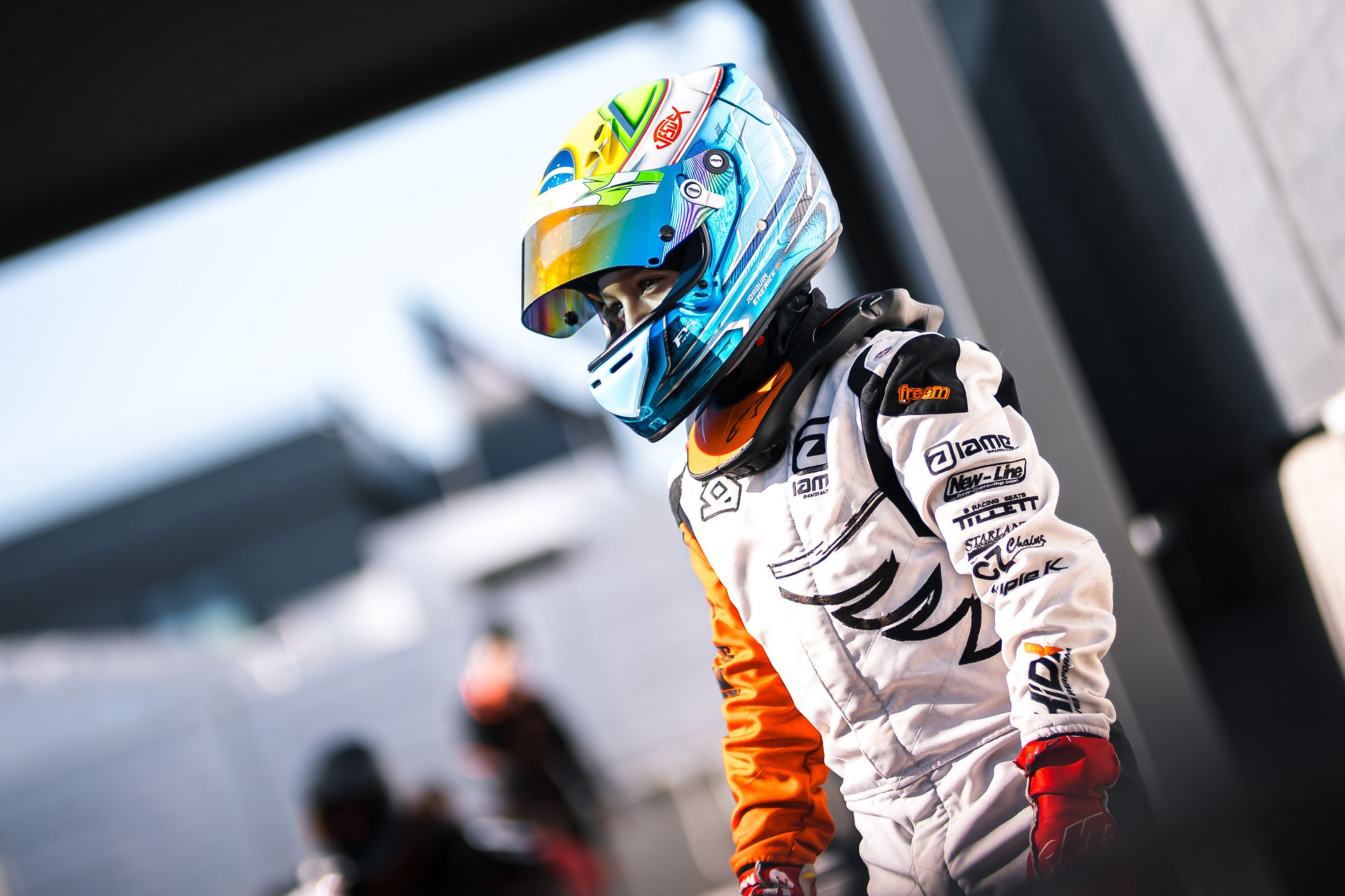 Joaquim Emerick caminhando com capacete antes das atividades no circuito de Lonato