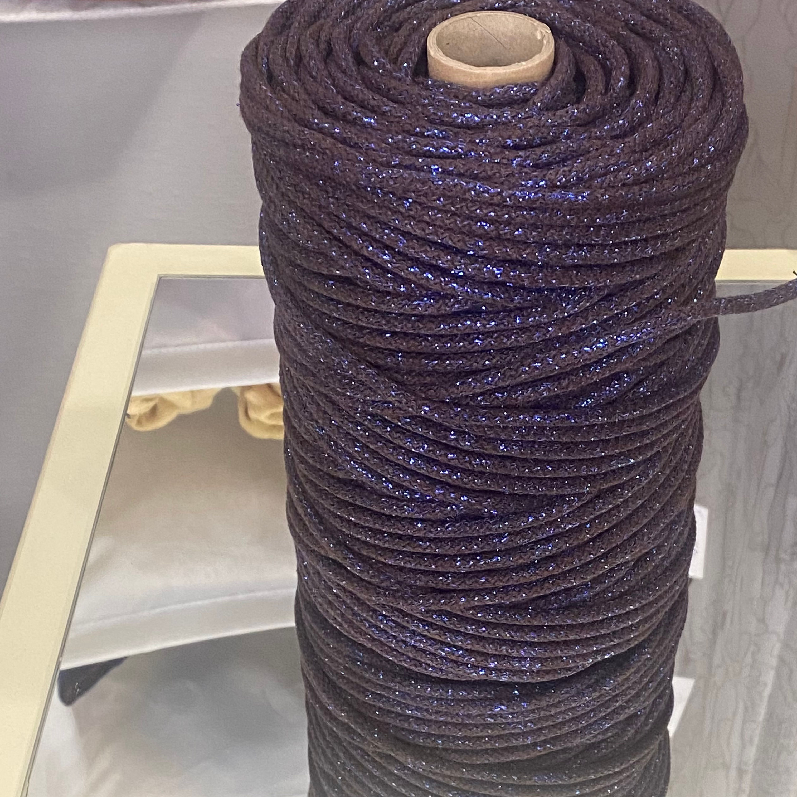 bavlněná šňůra na šití Hořká čokoláda s modrým lurexem pohled zepředu