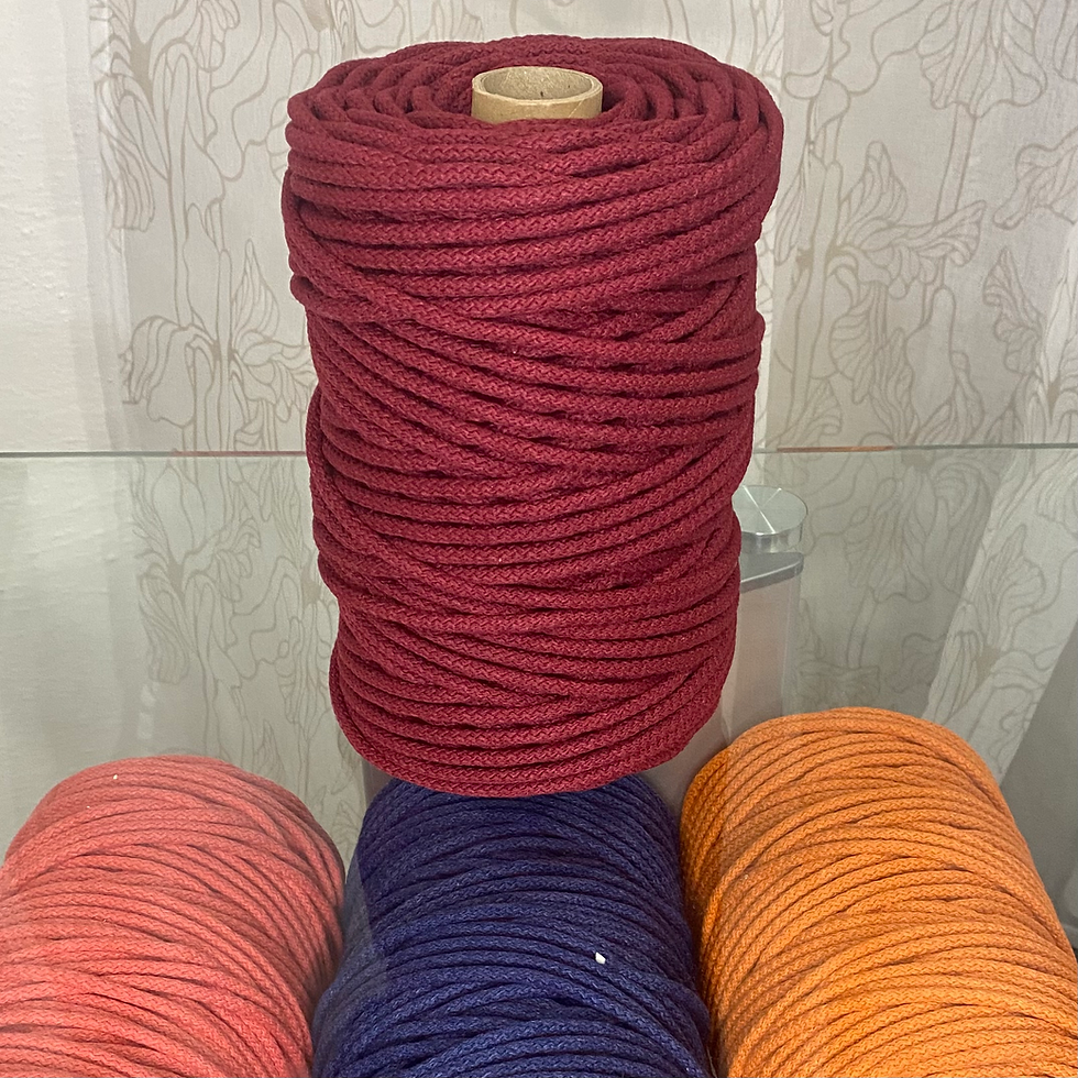 Outletová bavlněná šňůra na šití – vínová pohled zepředu