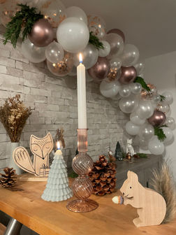 Anniversaire renne bouquet de fleurs séchés décoration évènement pomme de pins bougie sapin arche de ballon rose gold écureuil