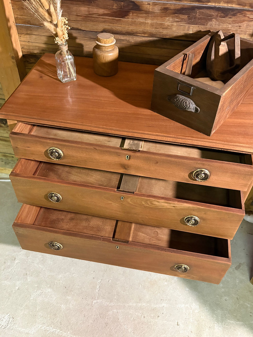 Miniature : Commode ancienne en bois restaurée avec soin