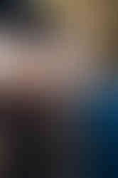 Pessoas em festa, conversando, dançando e vendo expositores de arte, roupas e acessórios.