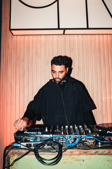 dj homem, tocando musicas