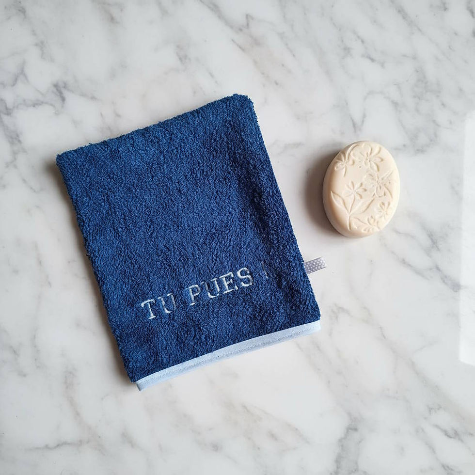 Miniature : Gant de toilette bleu canard brodé avec le texte "tu pues !" en gris.