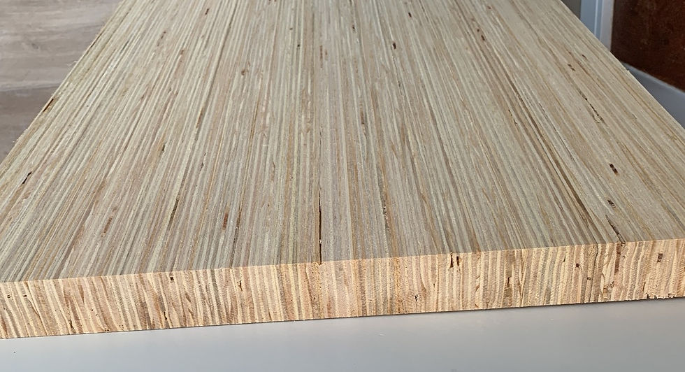 Painel decorativo de laminas em pinus e eucalipto.