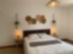 hébergement 12 personnes et sa chambre confortable avec lit queen size, espace dressing, et tv connectée
