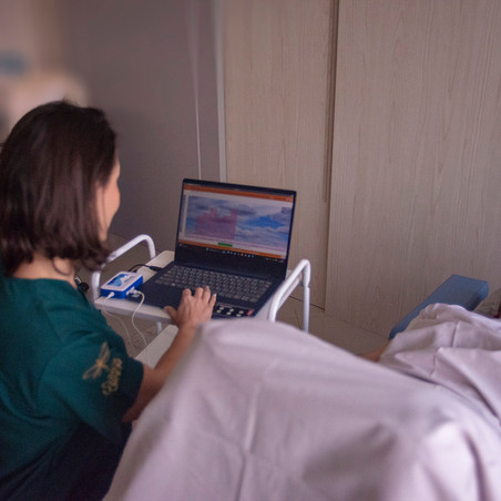 fisioterapeuta realizando biofeedback pélvico