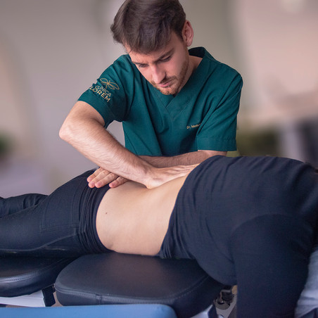 Fisioterapeuta realizando tratamento para coluna vertebral