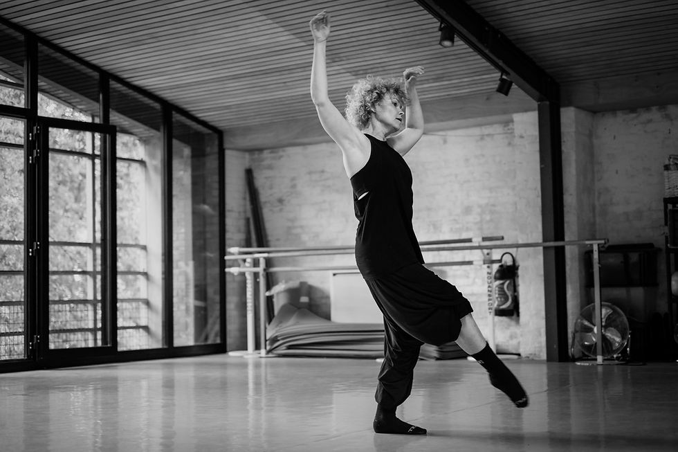 Danseuse en mouvement lors d'un cours de danse à Lille.