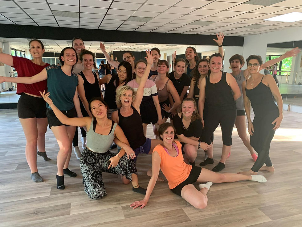 Groupe de danseuses souriantes lors de stages de danse lille.