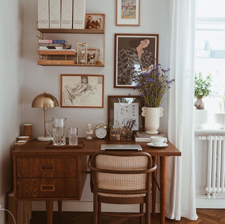 Bureau vintage style années 70 avec chaise en cannage de seconde main et lampe d'occasion design