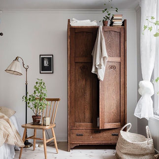 Armoire et chaise de seconde main entièrement rénovées