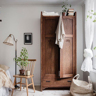 Armoire et chaise de seconde main entièrement rénovées