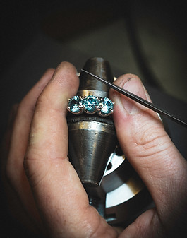 bague zircon bleu or blanc Amestoy Joaillier Biarritz