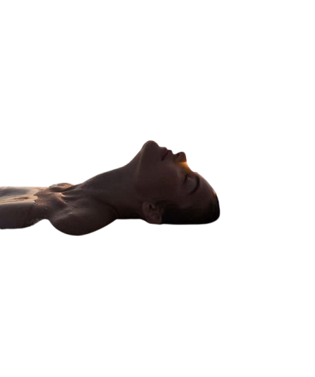 Frau taucht nach dem Schwimmen auf