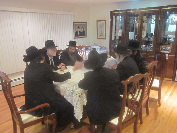 באסיפת נגידים בבית הרב לטובת חן וחסד.JPG