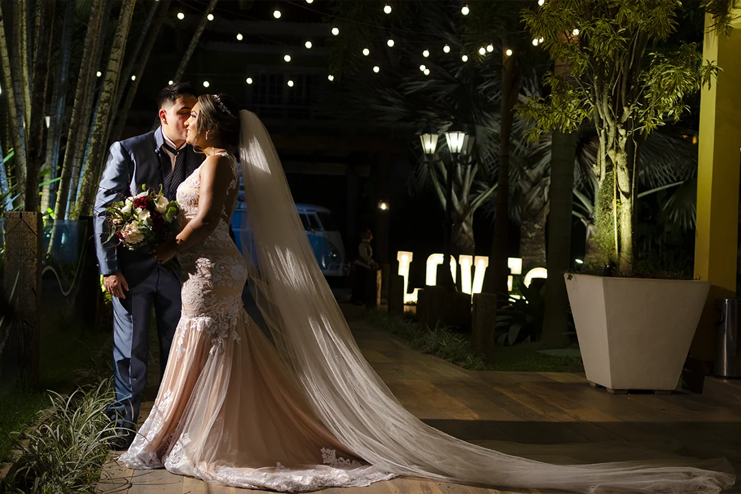 foto de casamento-noiva pronta no jardim