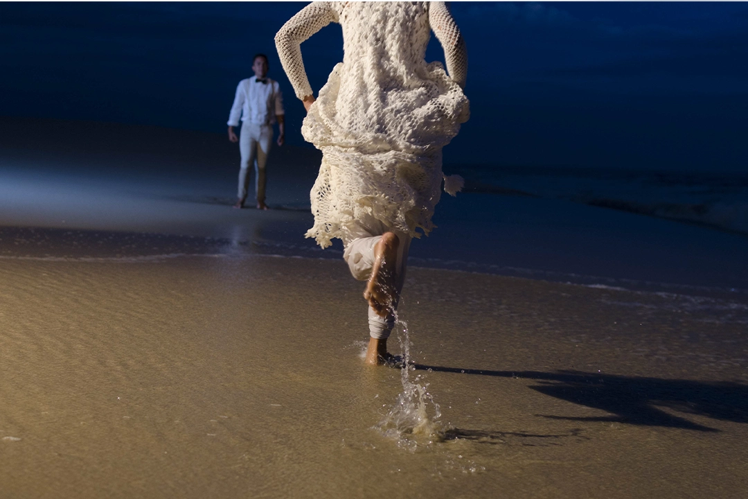 foto pré wedding criativa-noivos românticos na praia-fotógrafo de casamento-squarema-rio de janeiro