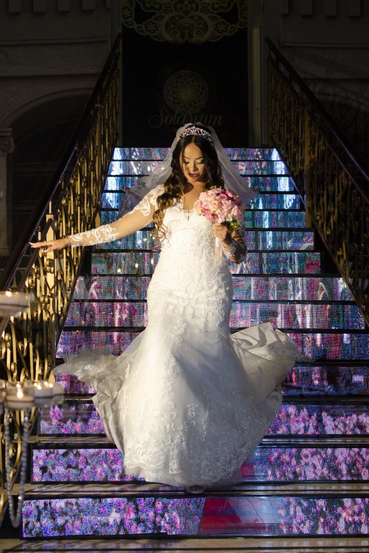 fotografia de casamento-noiva pronta descendo escada de leds-ahavah niddan-fotógrafo de casamento rj