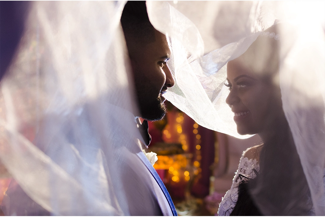 foto de cerimônia de casamento no sítio com lustres elegantes-ahavah niddan-fotografia de casamento-rio de janeiro