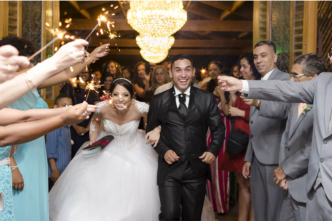 fotografia de casamento-noivos passando correndo no corredor de padrinho-ahavah niddan