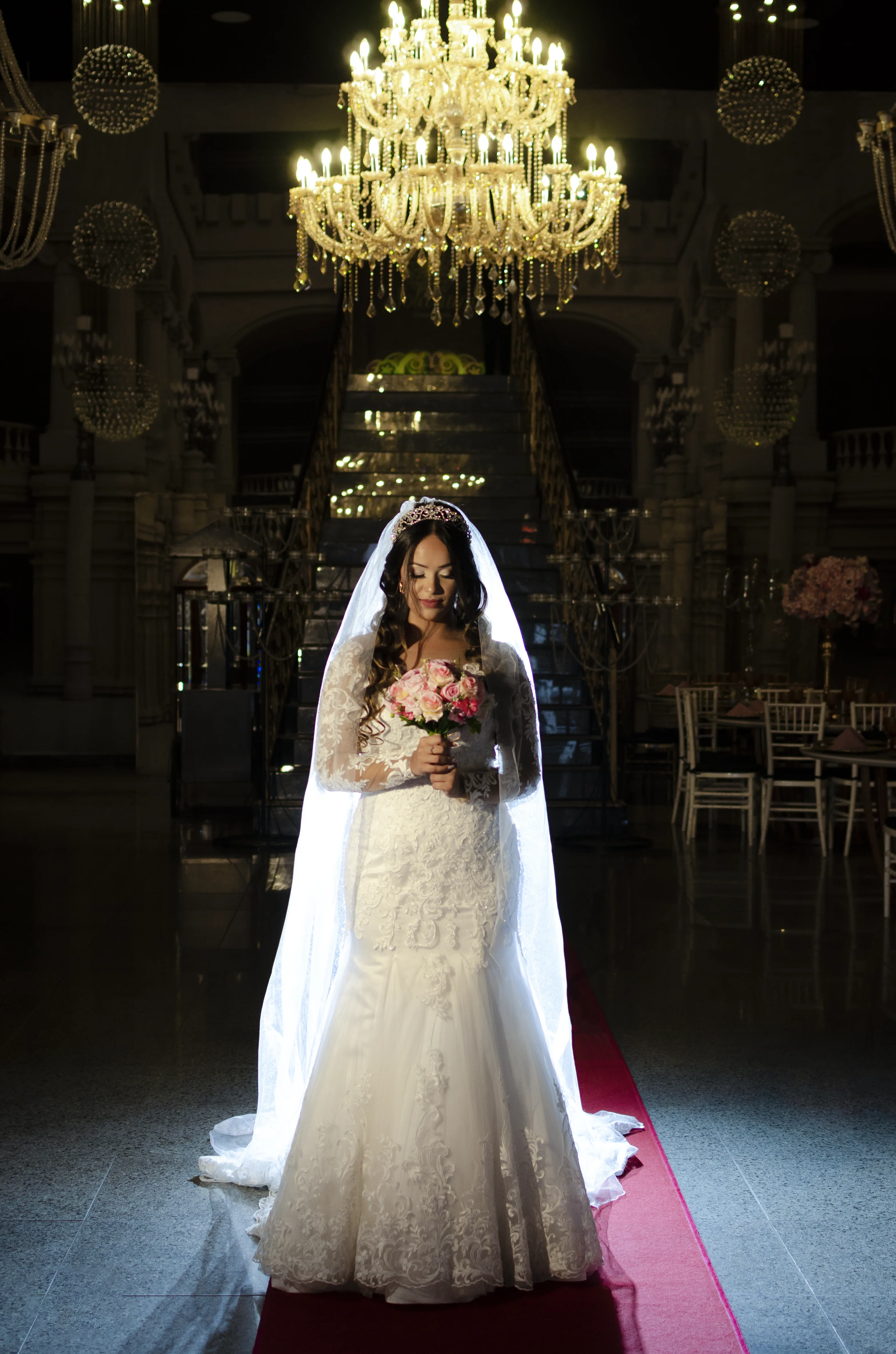 foto da cerimônia do casamento-noivos ajoelhados no altar-ahavah niddan-fotógrafo de casamento rj