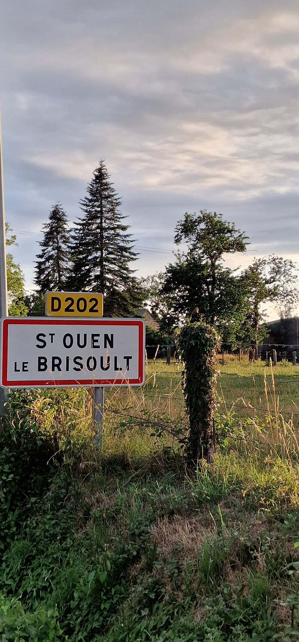 En passant par le bourg de Saint-Ouen le Brisoult