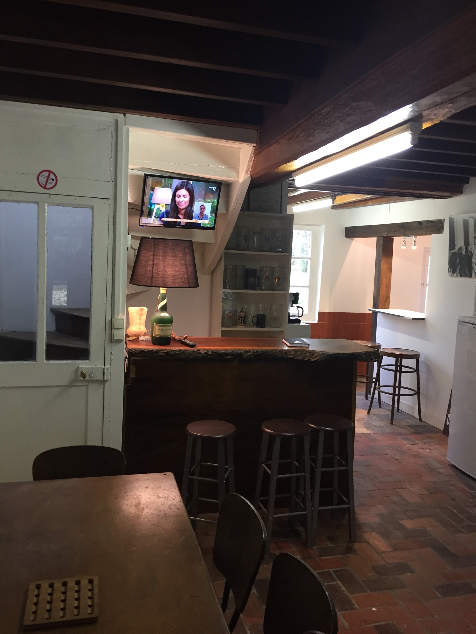 Relais du Château TV escalier vers 1