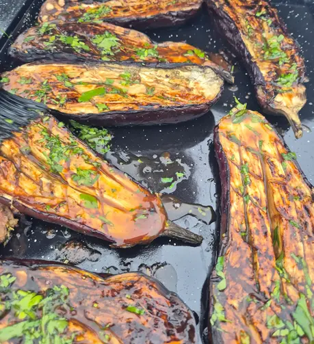 Gegrilde aubergines vande bbq met honing
