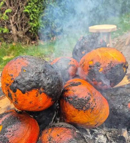 Pompoenen in de as voor de Patagonische stoofpot